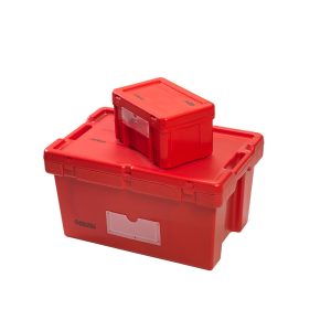 Czerwone pojemniki transportowe